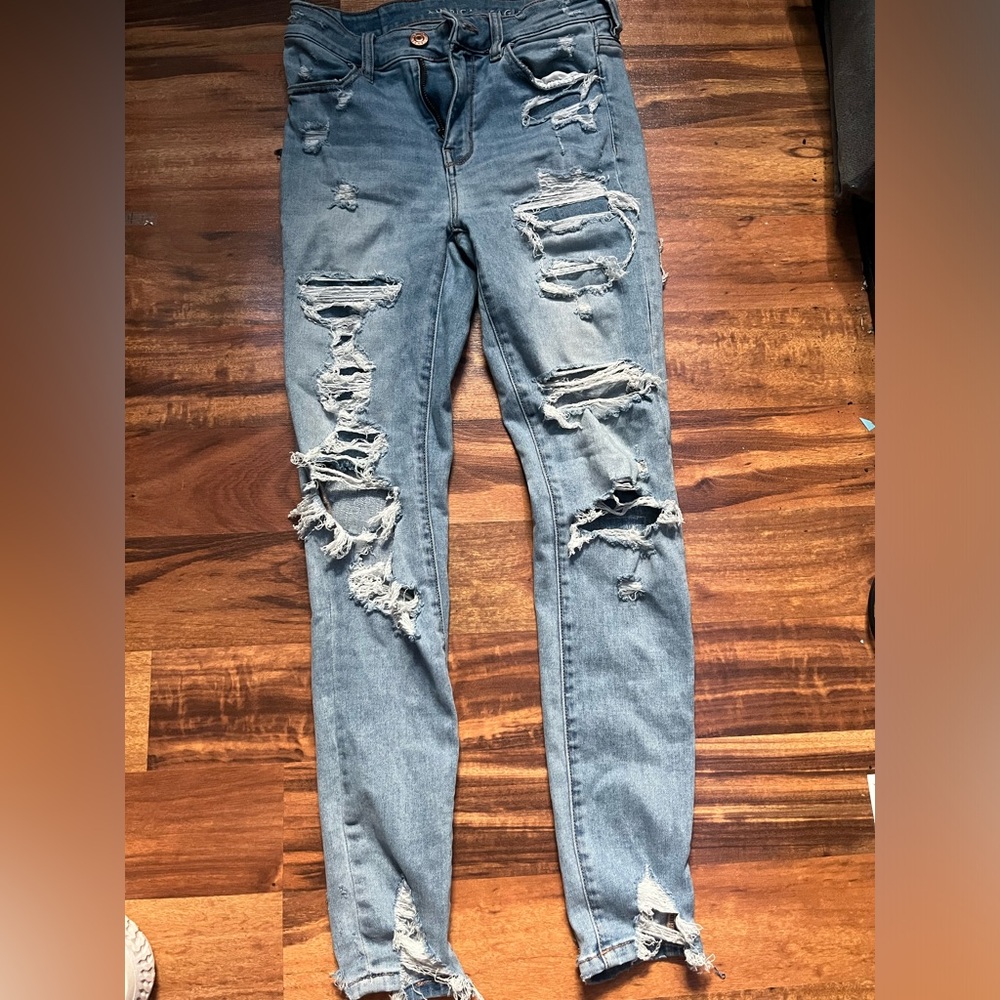 patched/ ripped ae jeans size 4. light wash